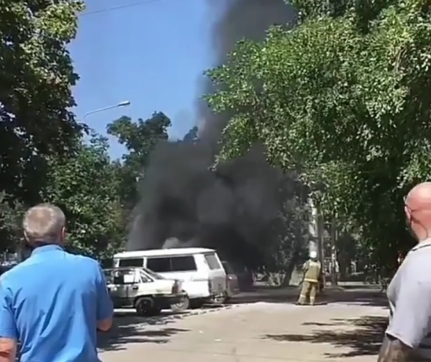  В Краснодаре возле Восточного рынка сгорели две машины 