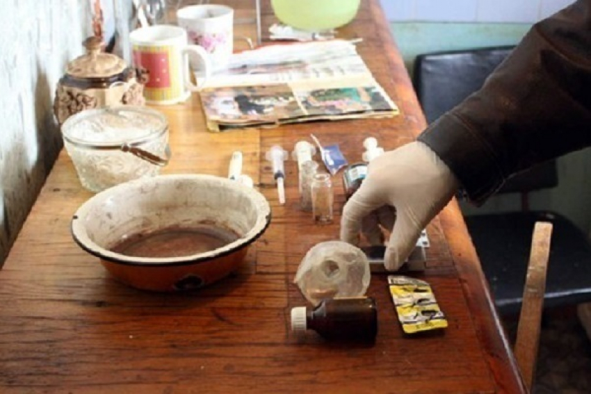 За холодильником жителя Армавира нашли около двух килограммов марихуаны