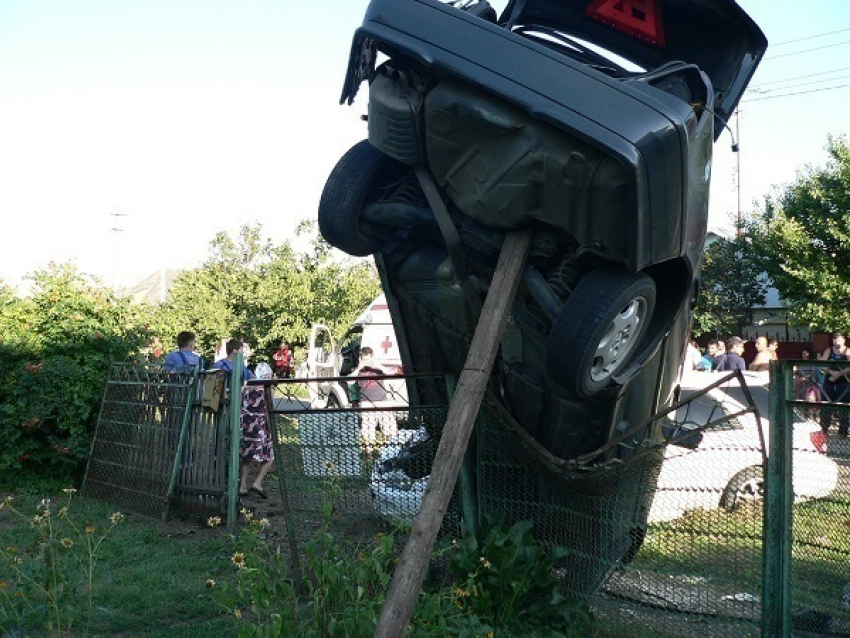 ДТП в Кореновске: «Мерседес» упал на забор 
