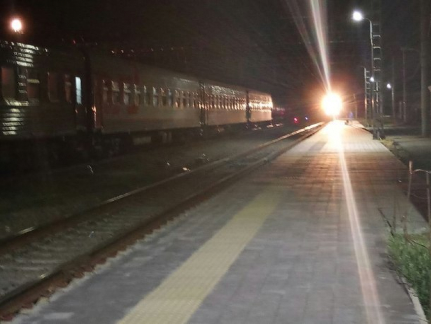  Пьяного пассажира сняли с поезда на Кубани, за это он побил полицейского 