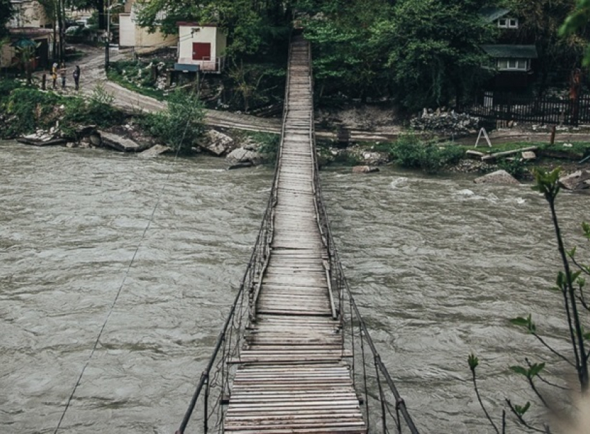 «Самый опасный» мост в Сочи стал жертвой «фотожаб»