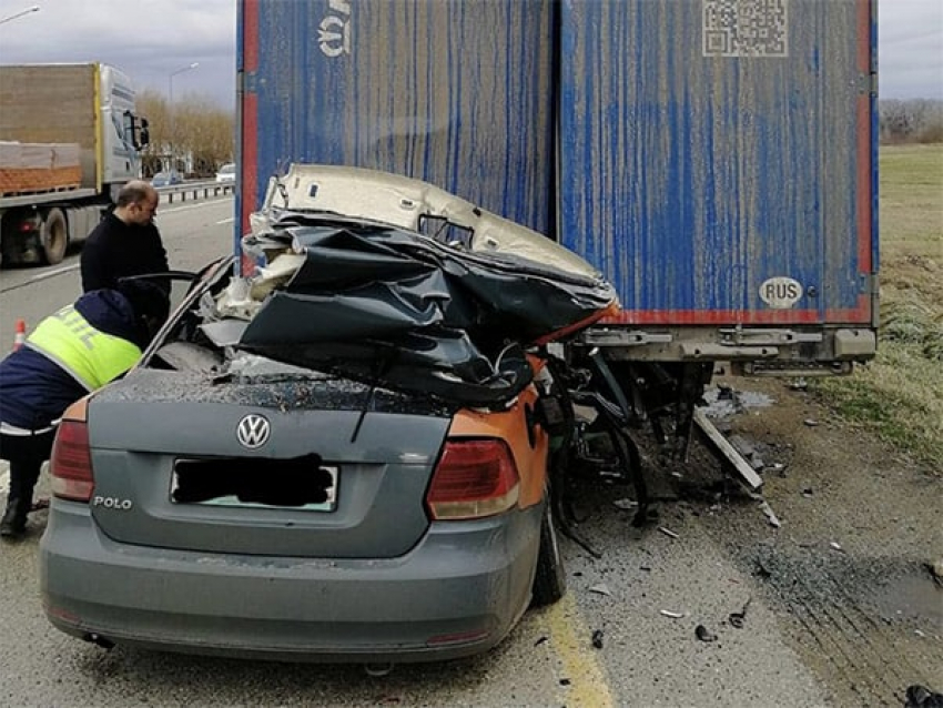 Volkswagen влетел под КамАЗ: в Горячем Ключе в жутком ДТП погиб 19-летний водитель