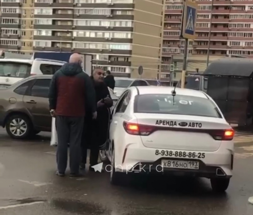 «Давай бей меня»: таксист едва не зарезал пассажира в Краснодаре