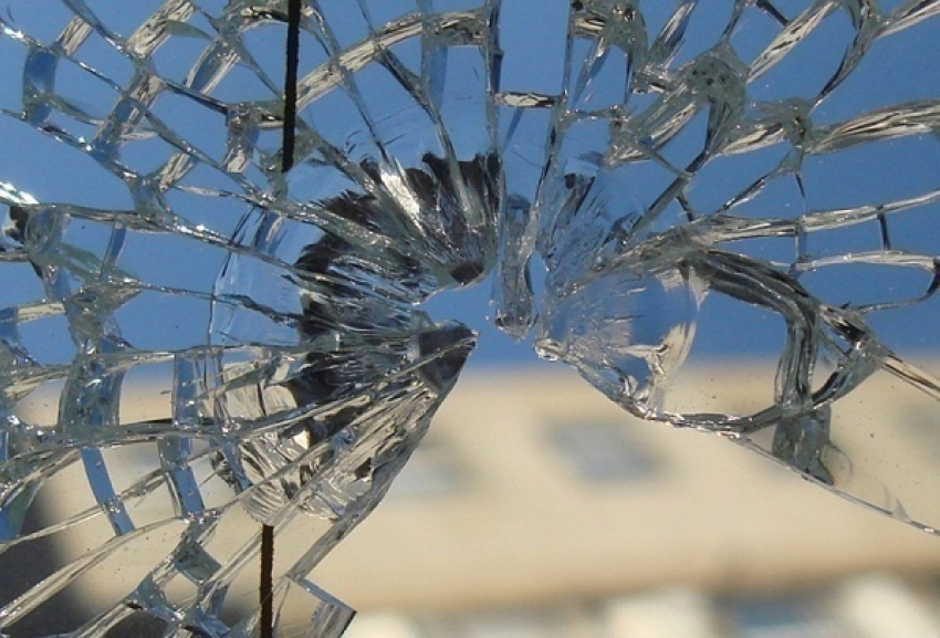 В Армавире парень разбил окно, стекла которого порезали ребенка