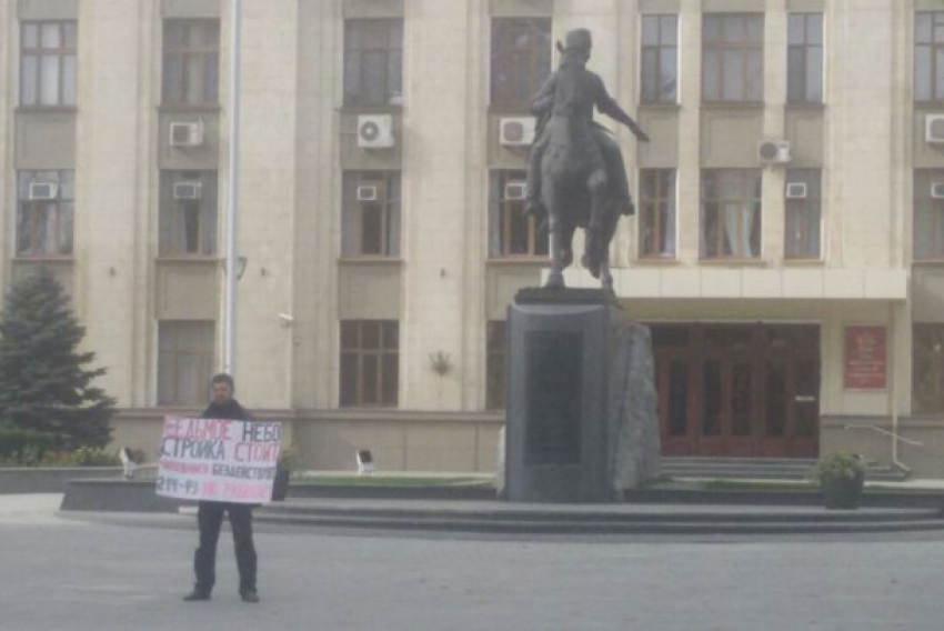  Обманутый дольщик устроил одиночный пикет у здания администрации Кубани 