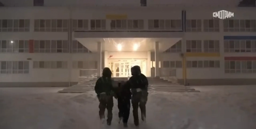 Уроженец Центральной Азии планировал поджечь новогоднюю елку в школе Адыгеи 