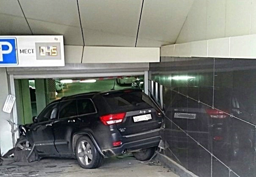  В Краснодаре блондинка перепутала педали «газ» и «тормоз»