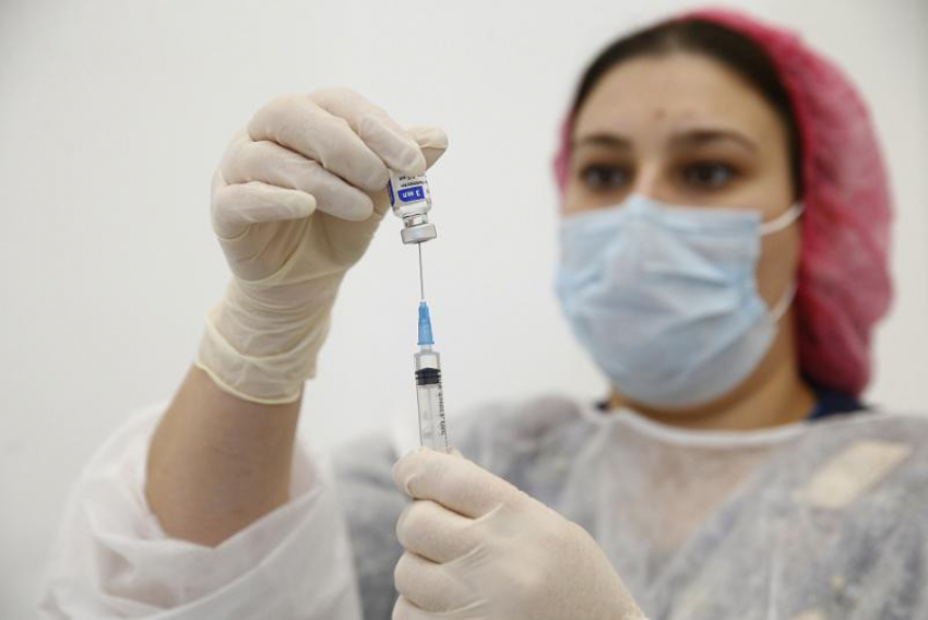 Минздрав объяснил появление очереди в одном из пунктов вакцинации от COVID-19 в Краснодаре