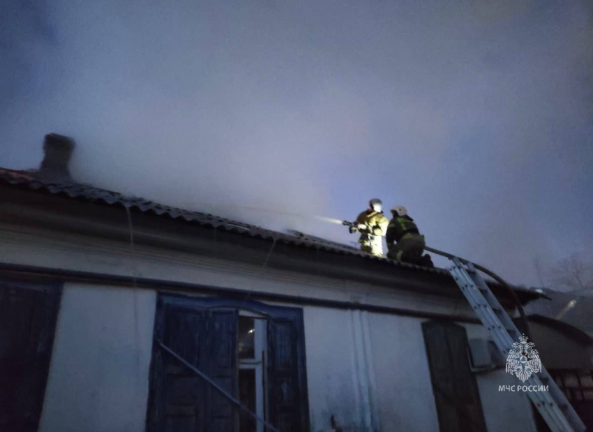 В центре Краснодара загорелся частный дом 