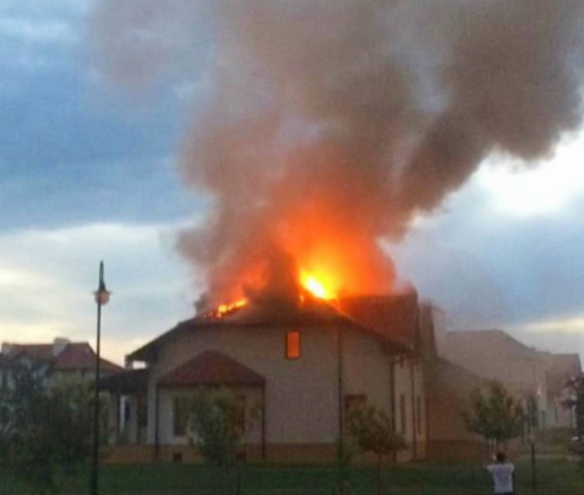  В краснодарской «Немецкой деревне» сгорел особняк 
