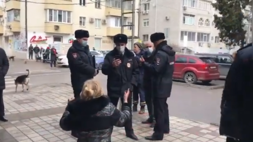 В мэрии Краснодара прокомментировали видео, на котором владелица павильона умоляет не сносить ее источник дохода