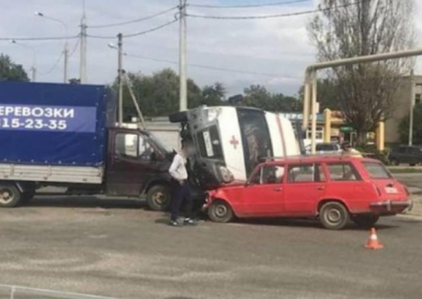 «Скорая» попала в массовое ДТП под Горячим Ключом