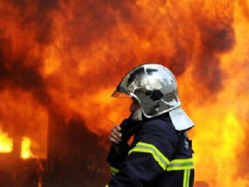 В Краснодаре пожар на хозпостройке тушили 17 человек