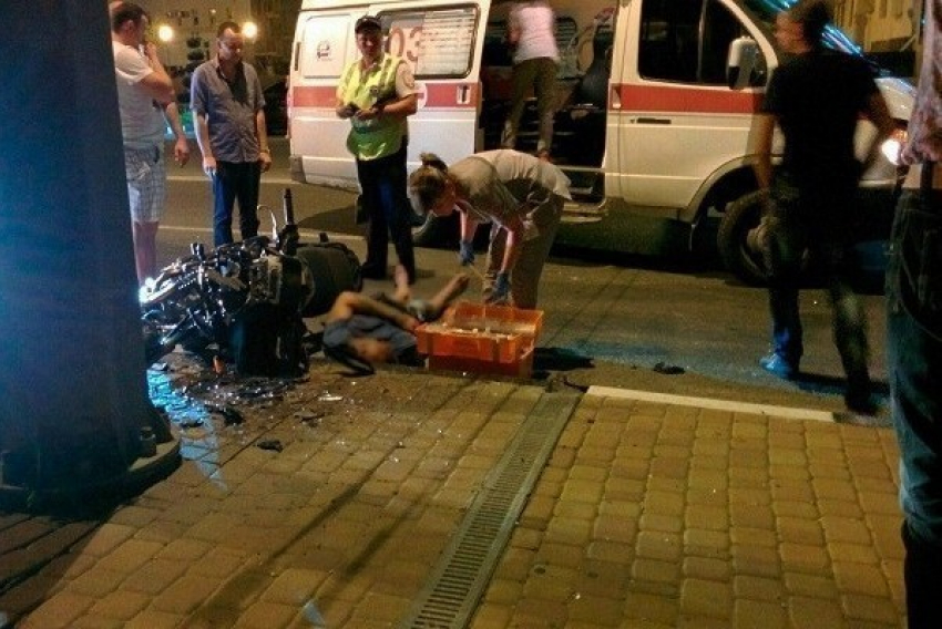 В Новороссийске разбился пилот мотоцикла, который врезался в столб