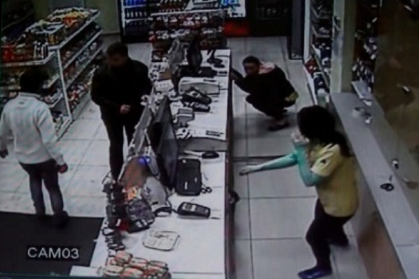 В Краснодаре мужчина ограбил АЗС с помощью «розочки»