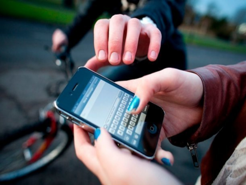  Молодой человек в Краснодаре выхватил телефон из рук девушки и убежал 