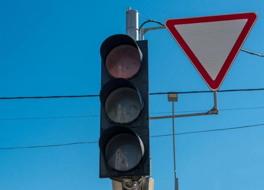 В Краснодаре временно отключат светофоры на перекрестке улиц Селезнева и Стасова