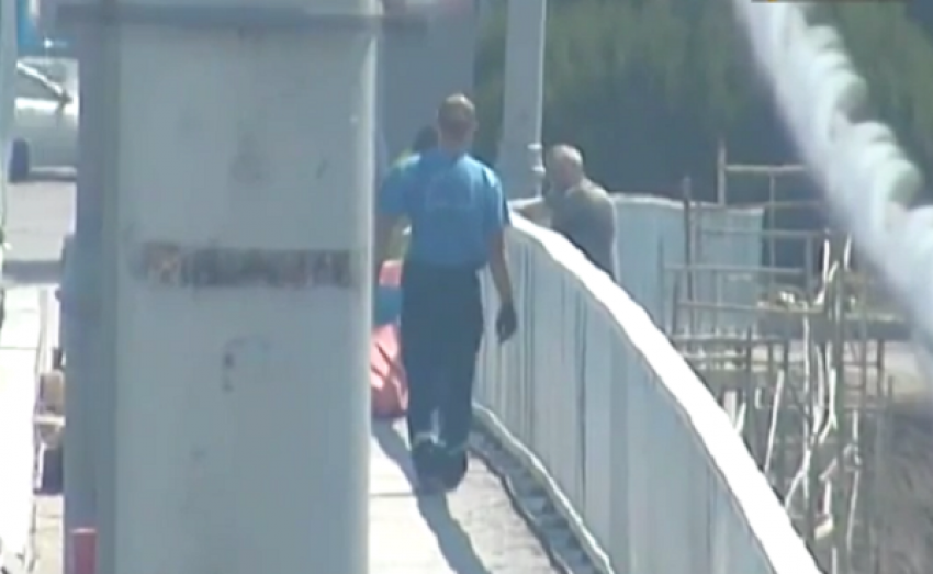 В Краснодаре рабочие не дали мужчине прыгнуть с моста