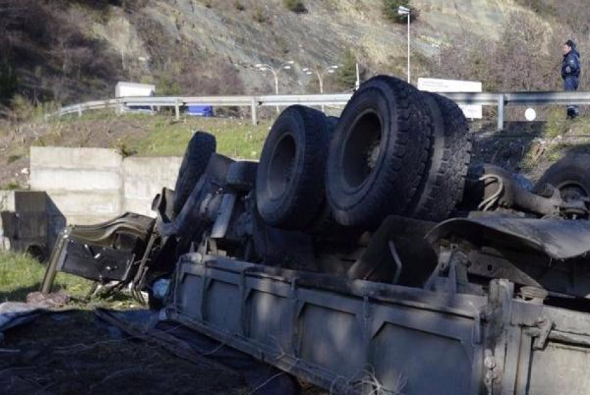 В Сочи на спуске с Мамайского перевала грузовик улетел в кювет