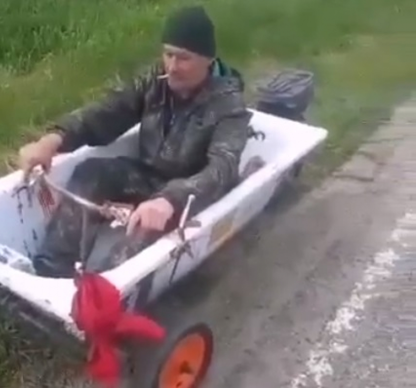 «Вылазим, приехали»: в Краснодарском крае мужчина прокатился в ванне на колёсах