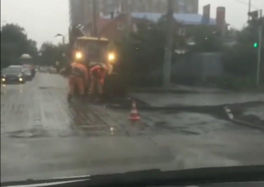  На очередном участке дороги в Краснодаре укладывали асфальт в лужи под дождем 