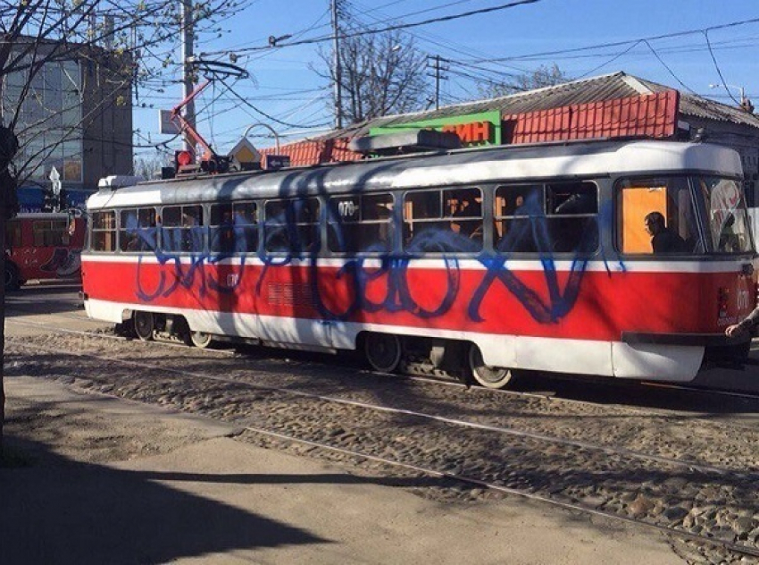 В Краснодаре вандалы разрисовали трамвай