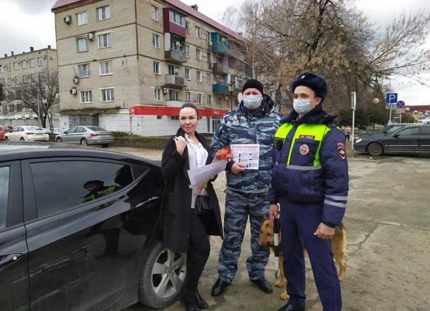 Кубанские полицейские поздравили дам с Международным женским днем