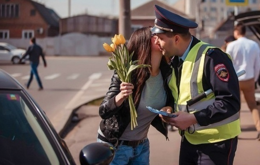 Девушек за рулем «задержит Цветочный патруль» в Краснодарском крае