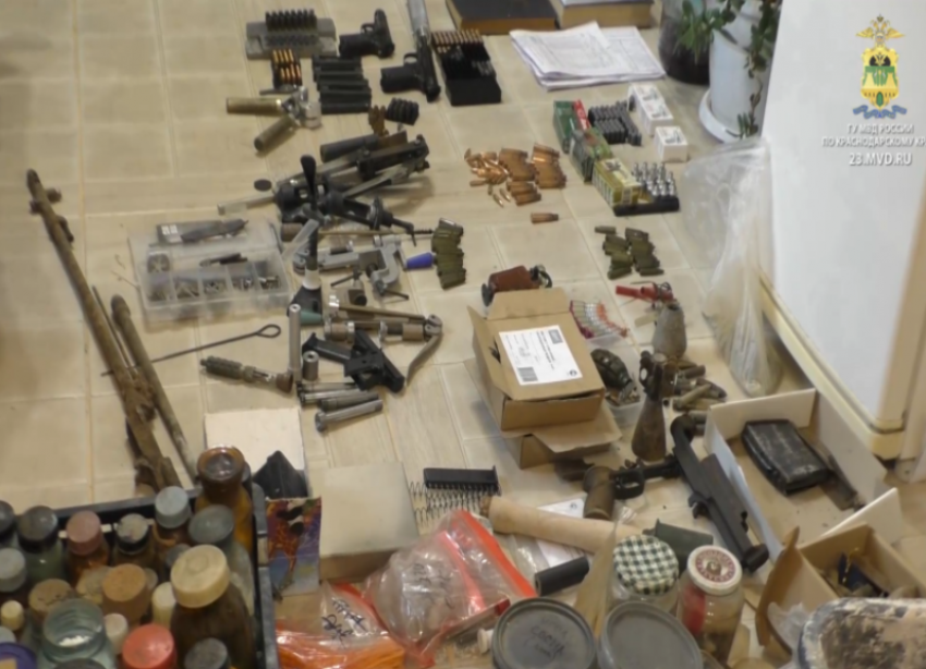 В Новороссийске силовики задержали подпольного оружейного мастера