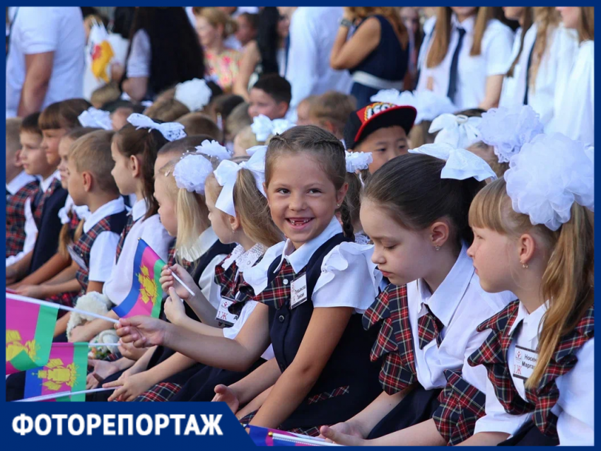 Классы от «А» до «Ж» и вход по списку: в Краснодаре в День знаний открылась новая школа на 1100 мест