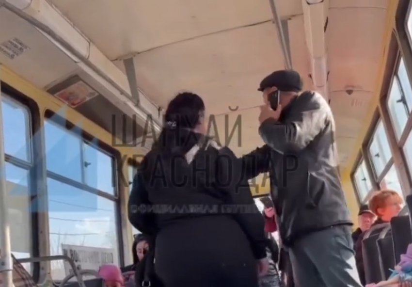 «Мать года» орала матом при ребёнке и набросилась на кондуктора трамвая в Краснодаре