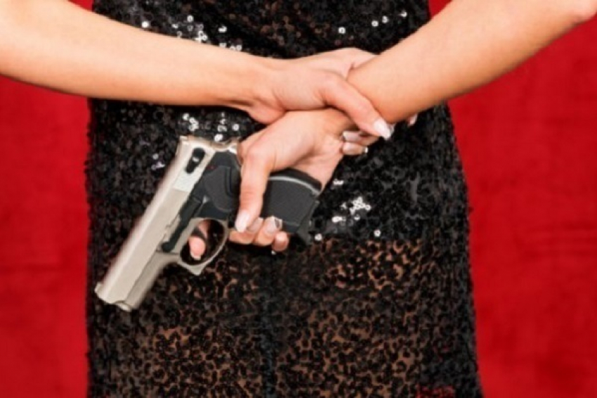 В Сочи женщина в аэропорту пыталась пронести огнестрельное оружие