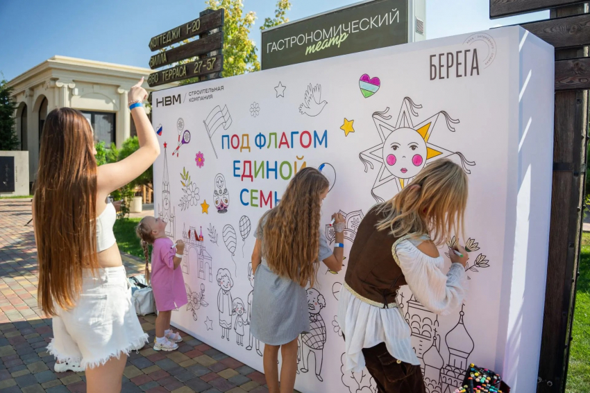 Строительная компания «НВМ» поздравила семьи участников СВО с Днем флага