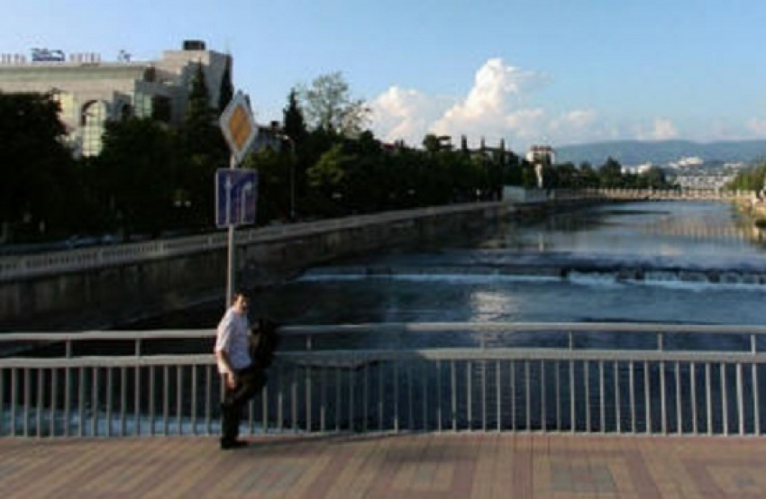 Мужчина упал с пешеходного моста в реку Сочи 