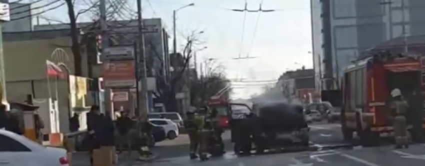В Краснодаре посреди дороги загорелся автомобиль