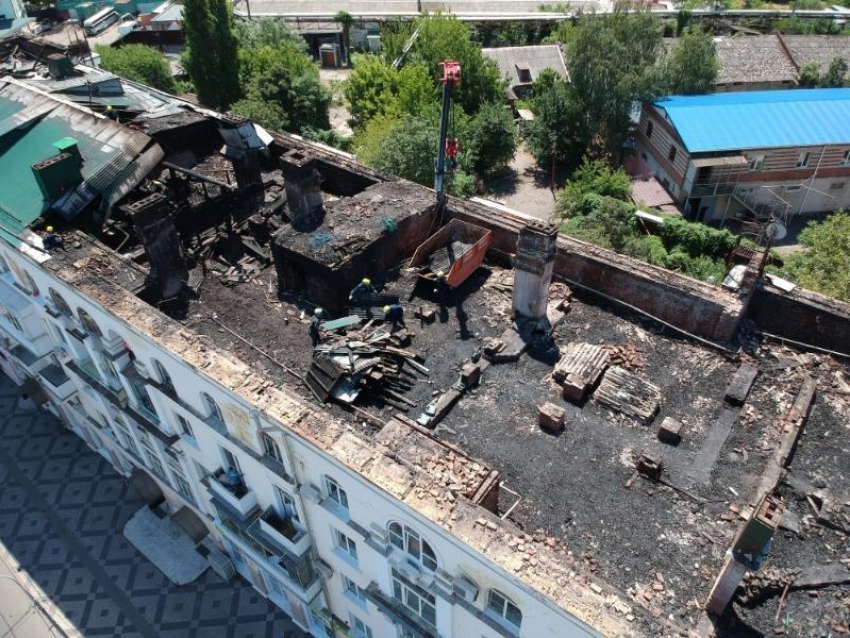 Последствия пожара в Краснодаре вблизи ж/д вокзала до сих пор устраняют