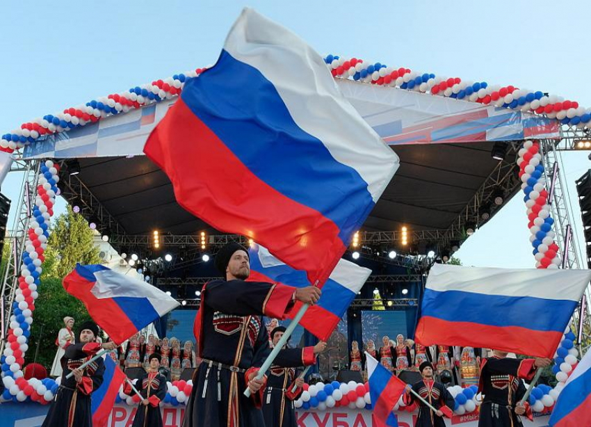 Стало известно, где в Краснодаре будут раздавать ленты и значки с триколором в День России