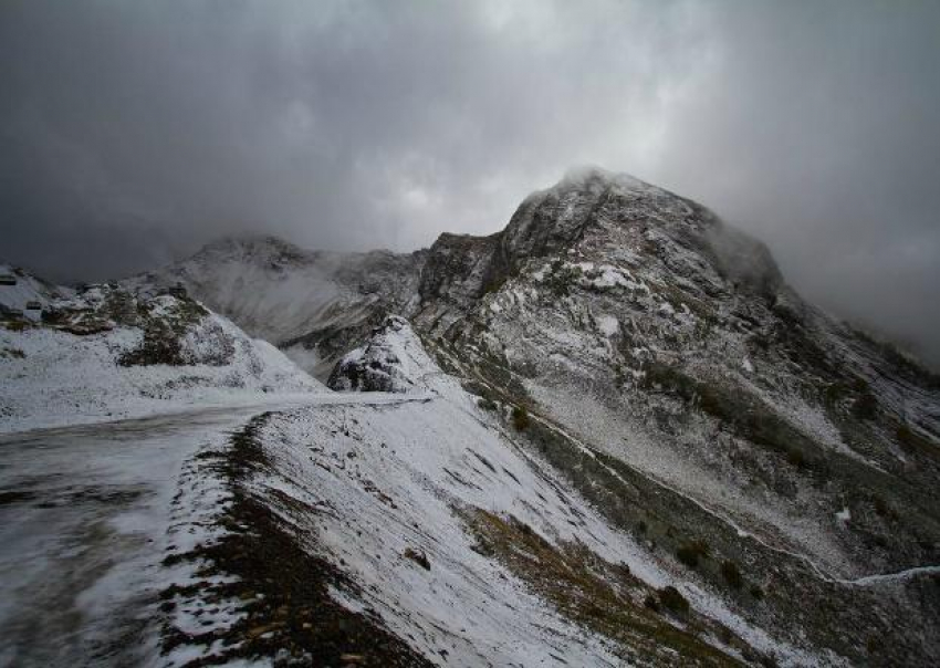 В горах Сочи выпал первый снег на отметках ниже 2 тысяч метров