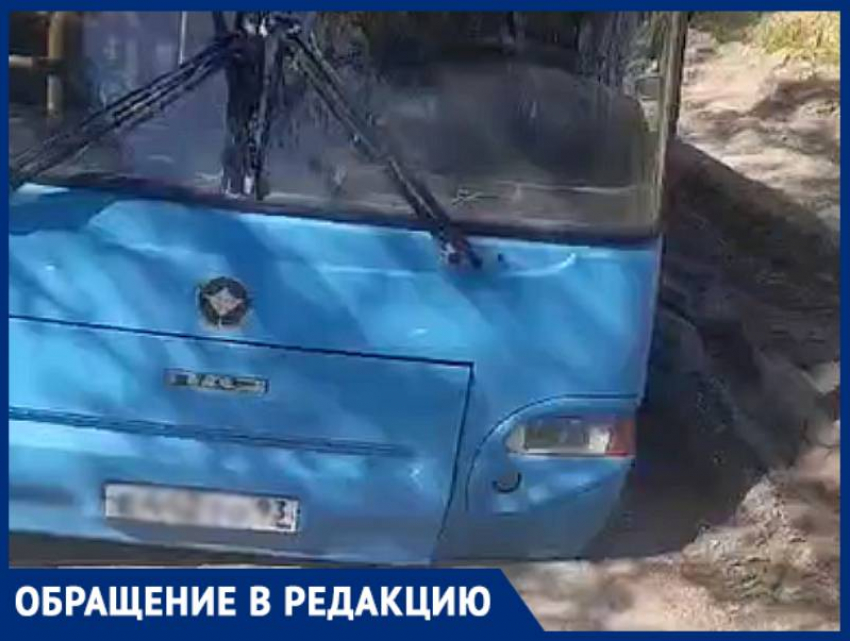 «Отрываем бамперы»: пассажирский автобус в Краснодаре застрял на разбитой дороге