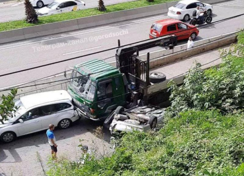 Манипулятор собрал пять авто на встречке в Сочи