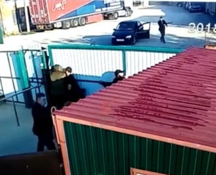 Опубликовано видео вооруженного нападения на кубанский завод