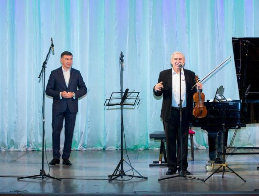 Сбербанк организовал в Краснодаре лекцию-концерт скрипача Михаила Казиника для воспитанников детских домов
