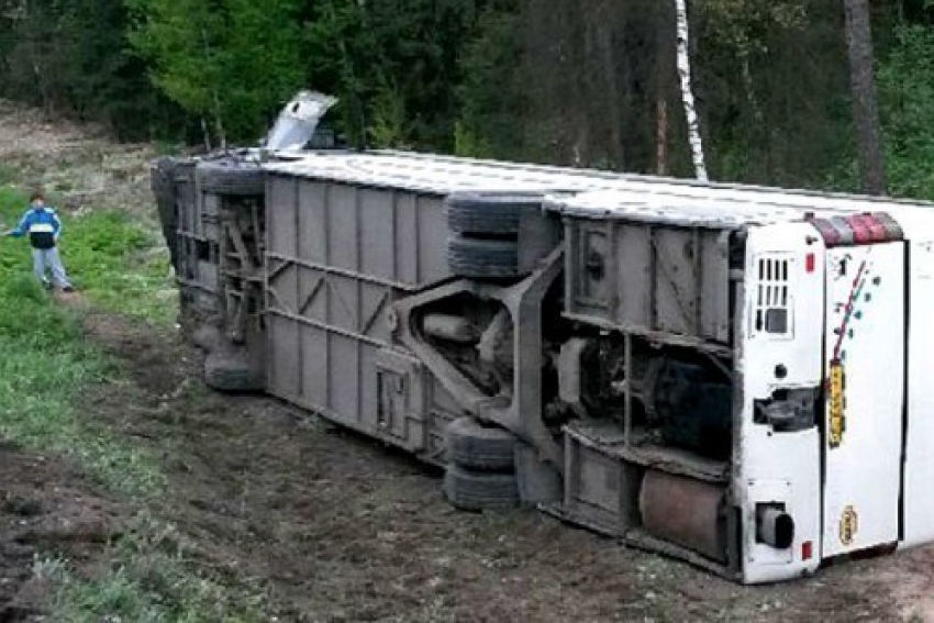 Пассажирский автобус из Краснодара перевернулся по вине водителя