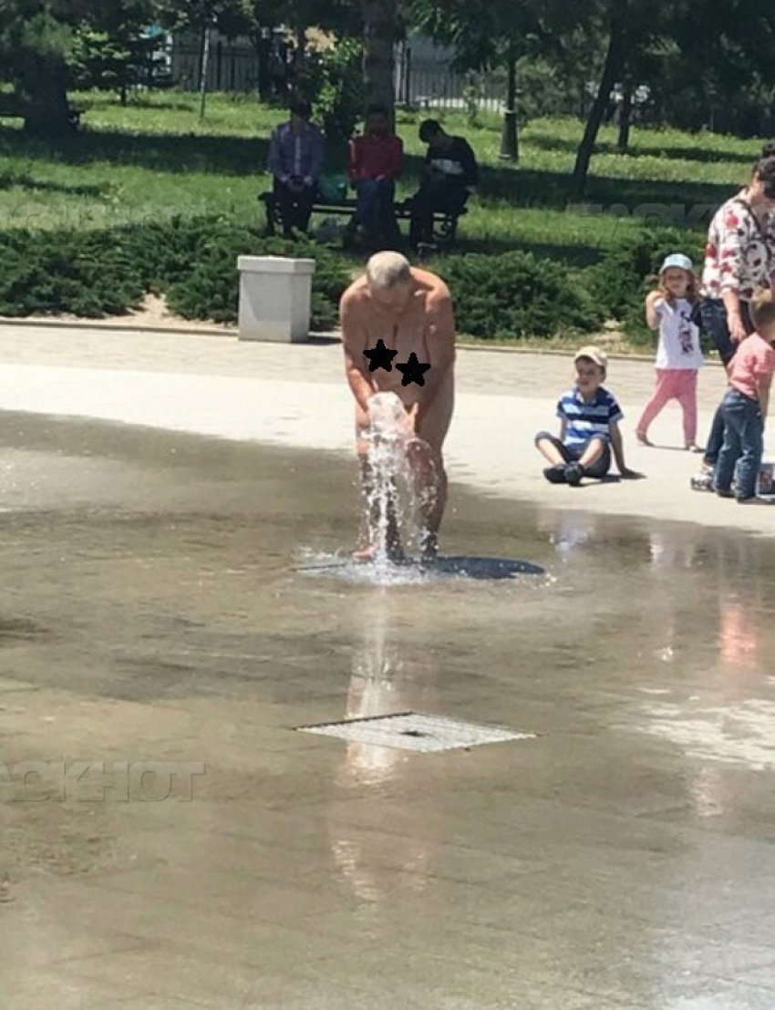  Голая пенсионерка в Новороссийске искупалась в фонтане на глазах у детей 