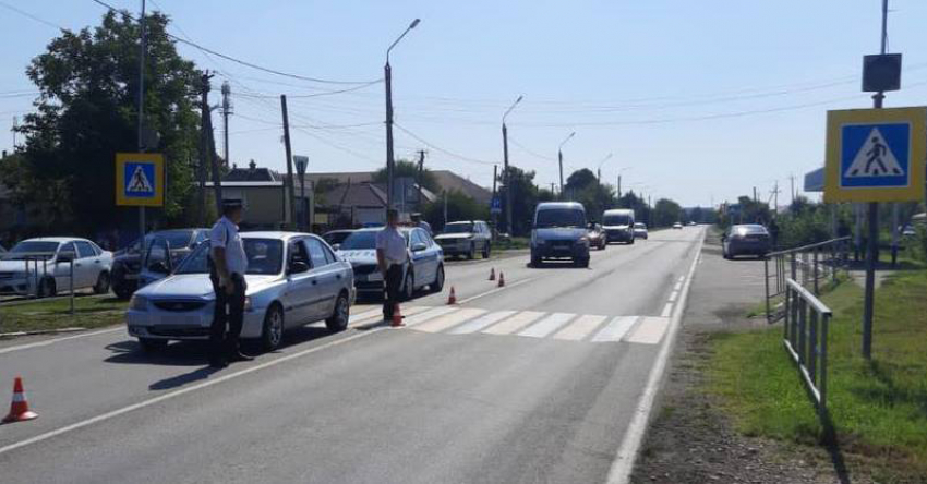 В Адыгее пожилой водитель, заболтавшись с пассажиром, сбил бабушку с шестилетней внучкой