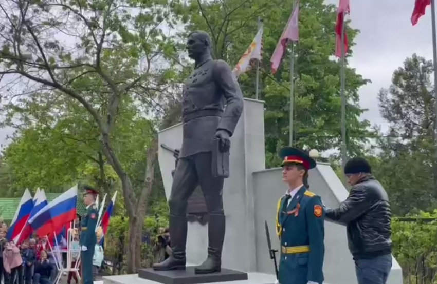 В Краснодаре открыли памятник военному конструктору в парке 30-летия Победы