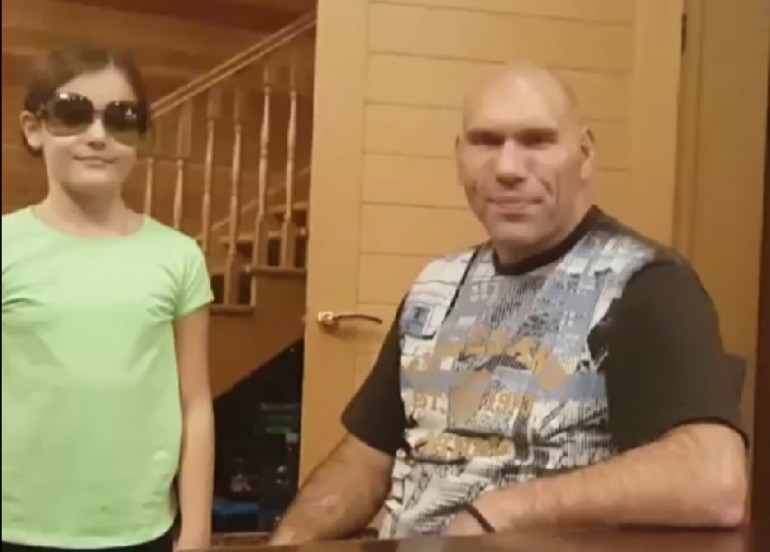 Николай Валуев вместе с дочерью переживают за Сочи и записали видеообращение к россиянам