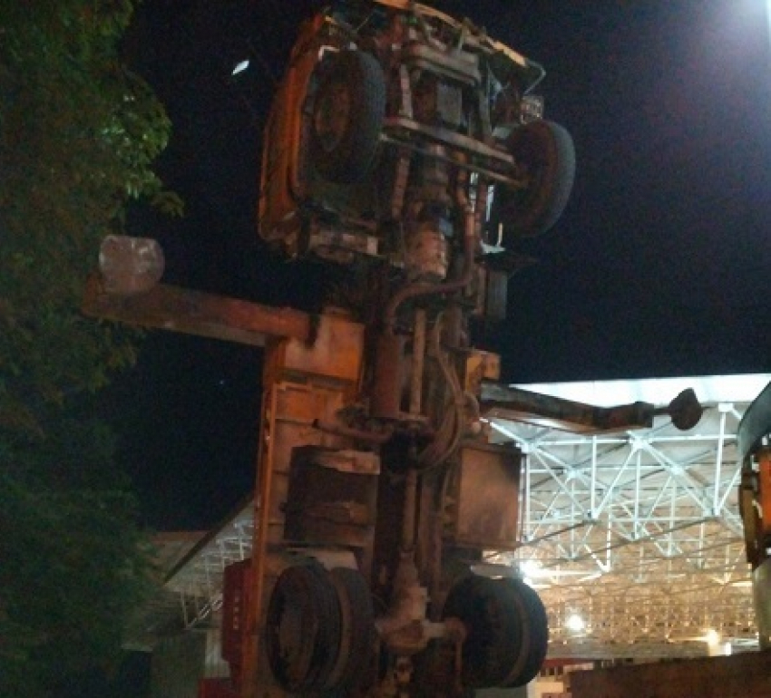 «Трансформер»-автокран встал на дыбы в Сочи