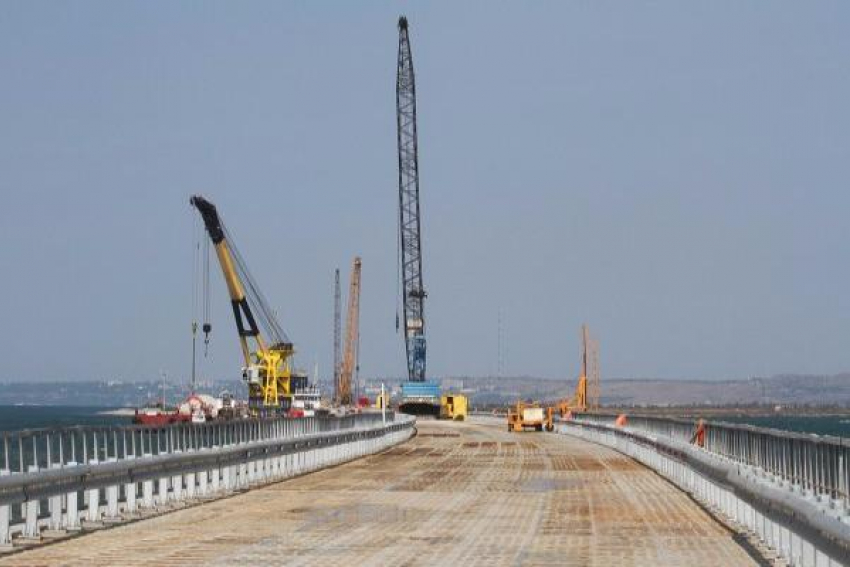 По факту столкновения турецкого судна с опорой моста возбуждено уголовное дело
