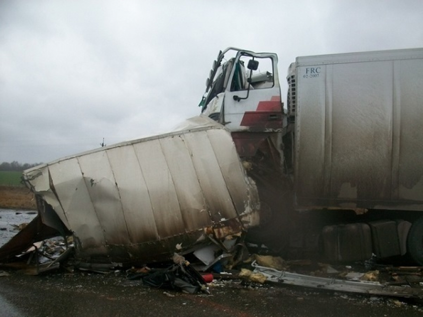 В Краснодарском крае грузовик протаранил три автомобиля 